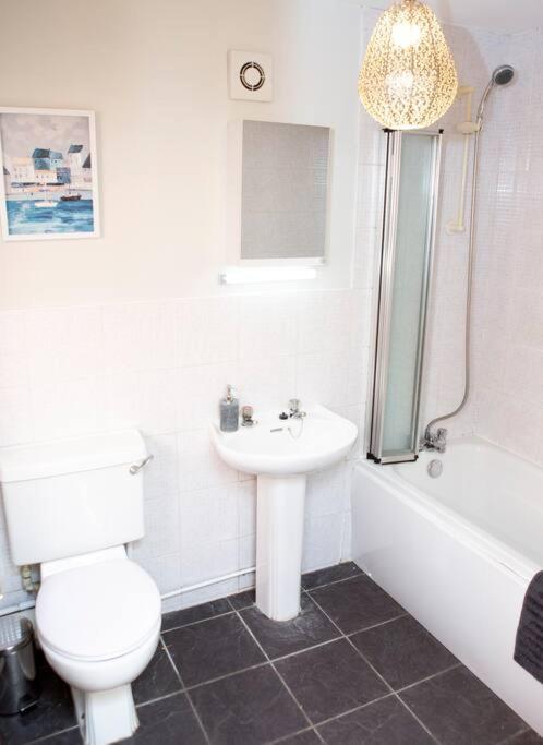 Cheerful 2 Bedroom House In The Heart Of 벨파스트 외부 사진